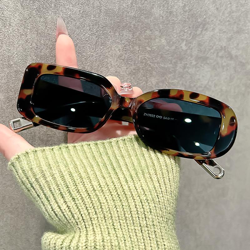 Retro small square sunglasses for both men and women, with a high-end look and a slimming effect on large faces