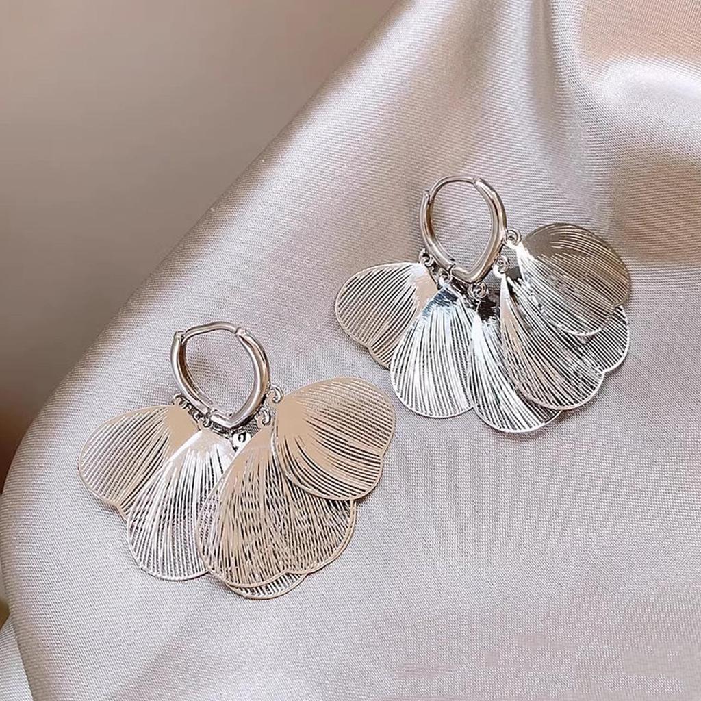 Silberne Strass Quasten Ohrringe: Übertriebenes Blumendesign für einen stilvollen Look.