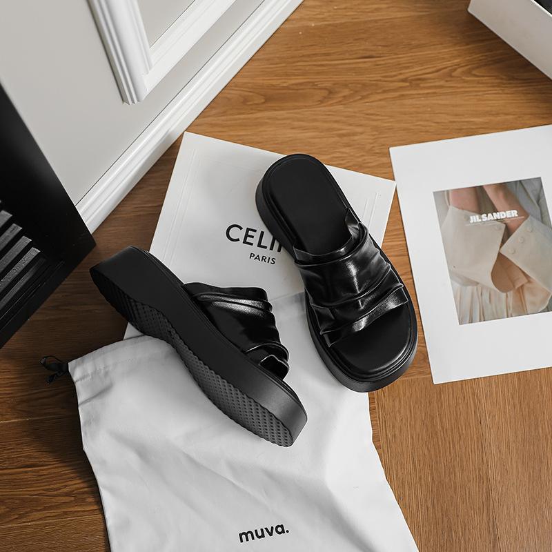 2025 summer new soft leather pleated thick-soled small versatile sandals women's one-pedal retro soft-soled muffin shoes