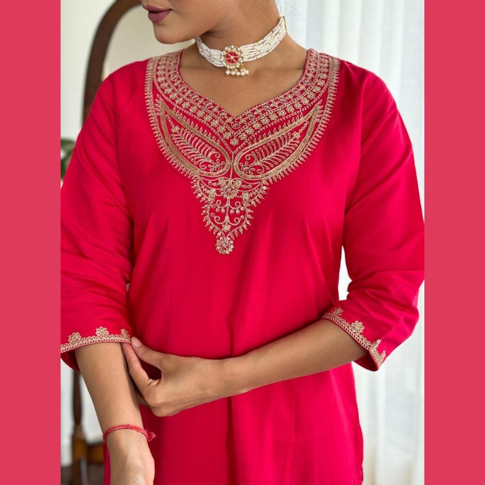 Wunderschönes rotes Seidenkleid