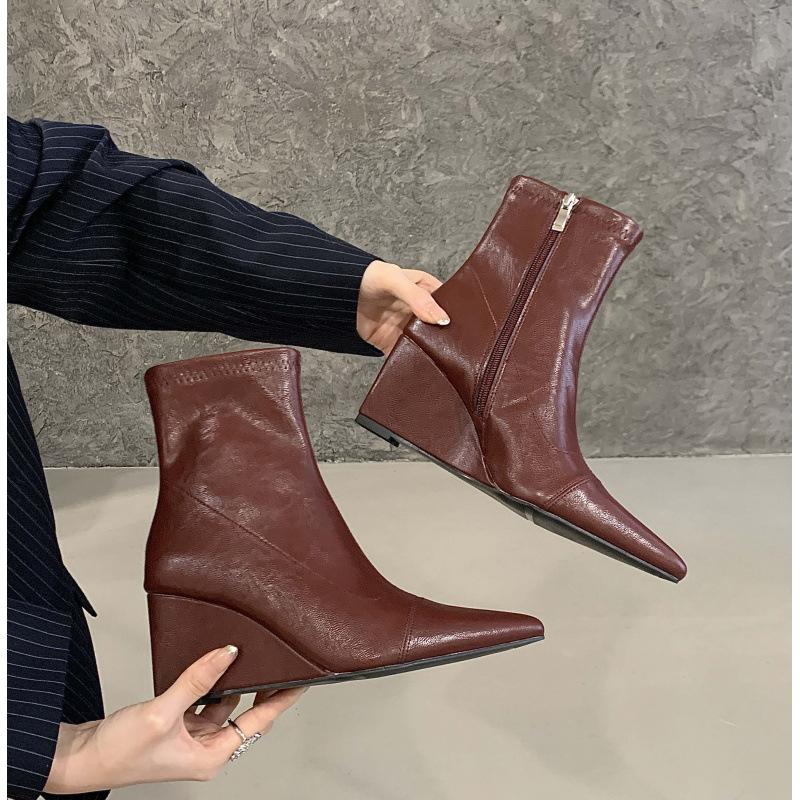 

Slope heel high heel short boots 2025 new autumn and winter pointed elastic thin boots black retro versatile Martin boots women 40 бордовий