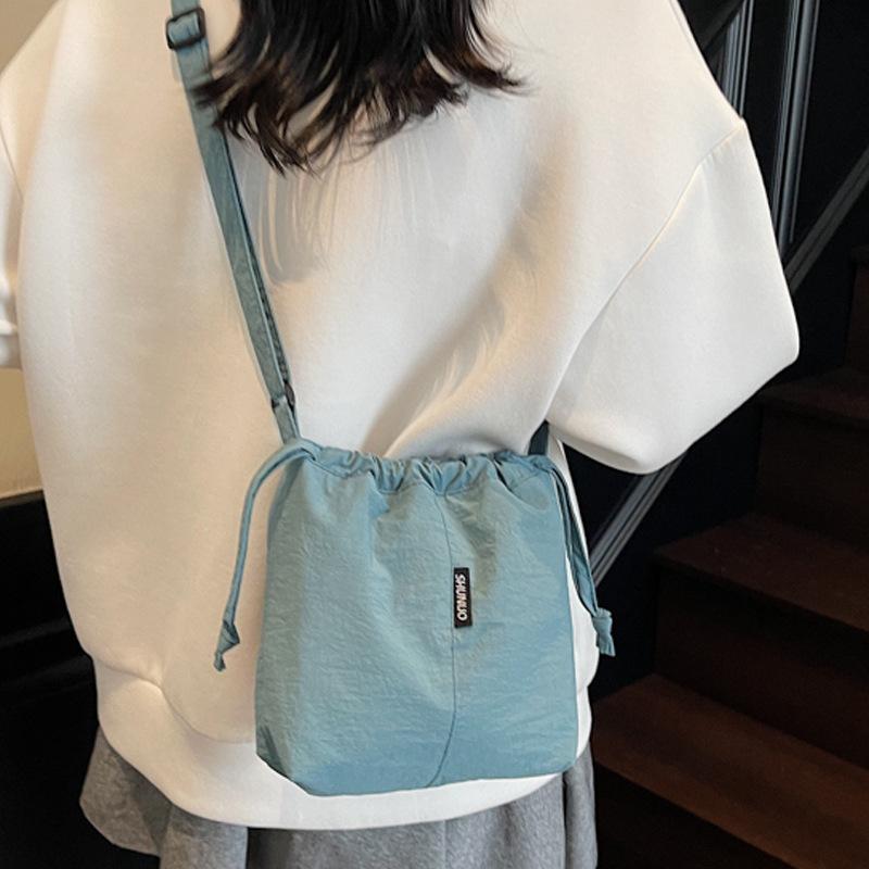 Daily lightweight messenger bag girl 2025 new fashion versatile shoulder bag popular bucket bag mobile phone bag