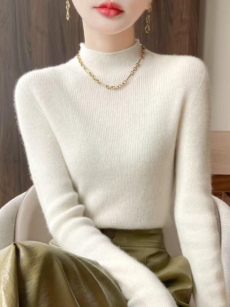 

Женский черный вязаный свитер приталенного силуэта в французском стиле с полувысоким воротником на осень и зиму M белый