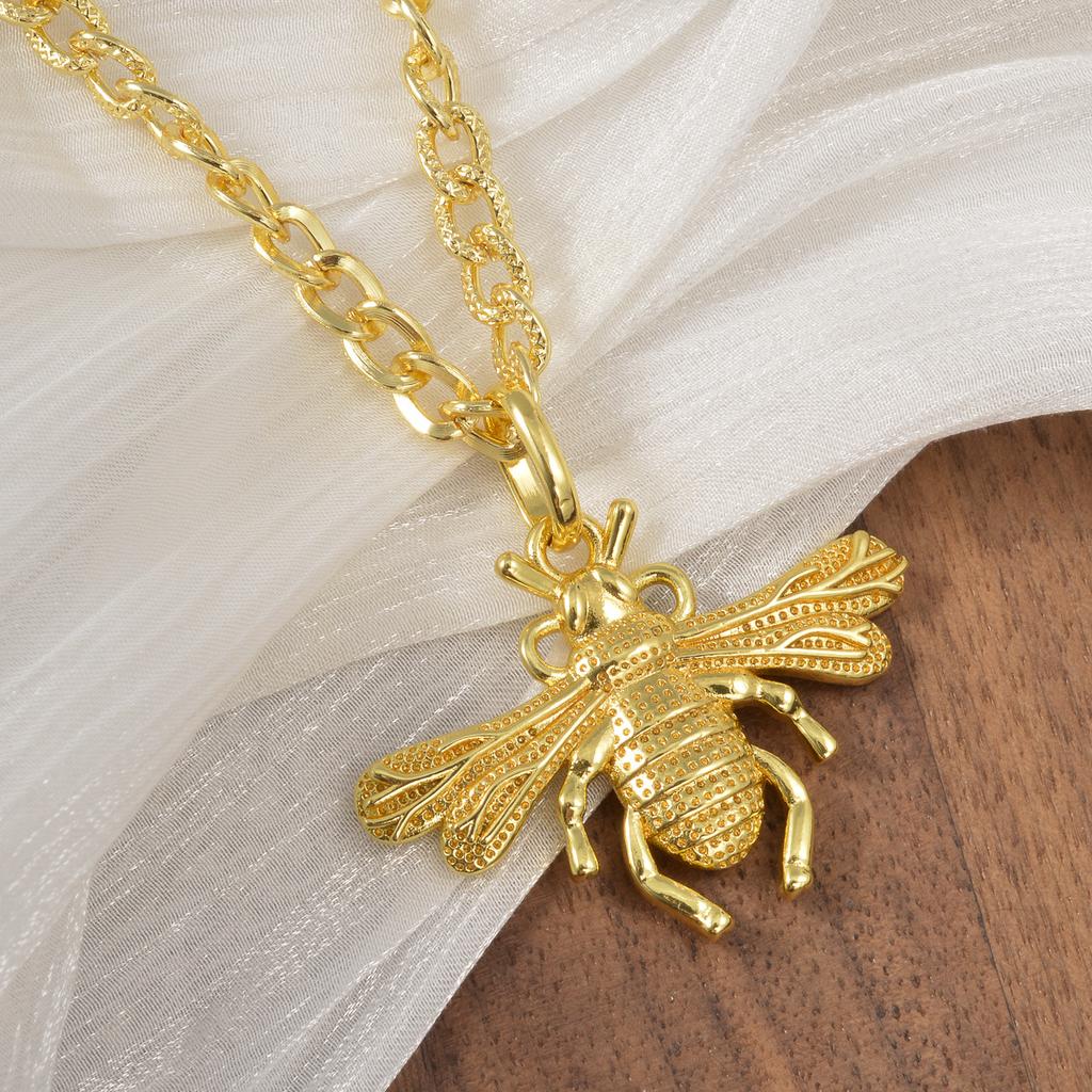 Classic Gold Design Necklace, Simple and Fashionable Personality, Daily Versatile Commuter Model, Little Bee Pendant, Versatile Woman 2026
