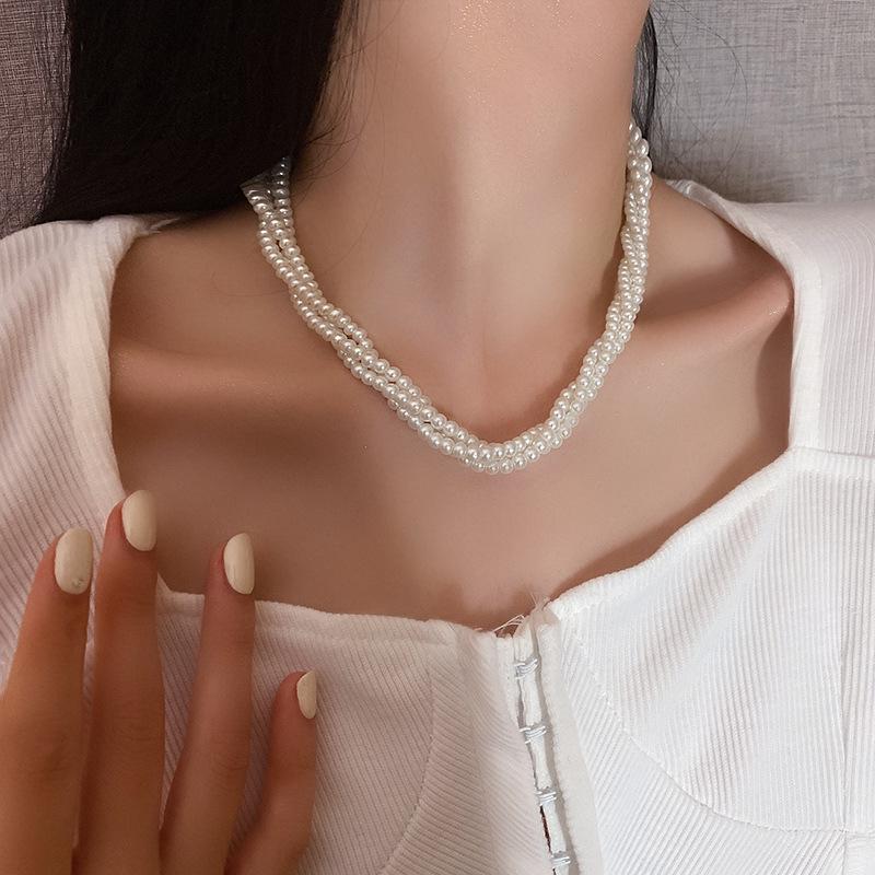 Retro Multilayer Faux Pearl Necklace: European & American Minimalist Choker, Elegant Clavicle Chain for Women