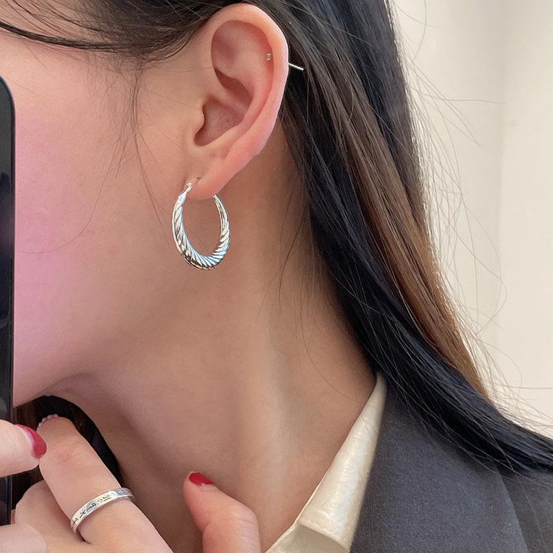 Retro Circle Earrings Pure Female Cold Wind Light Luxury Fashion Niche Design Senior Sense of Tide Earring for Personality Elegant Accessory