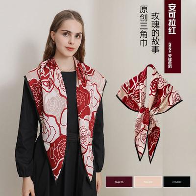 2024 Čtyři roční období Nový cestovní outfit Dámská móda s potiskem písmen a elegantní profesionální odpovídající šál Trojúhelníkový šátek