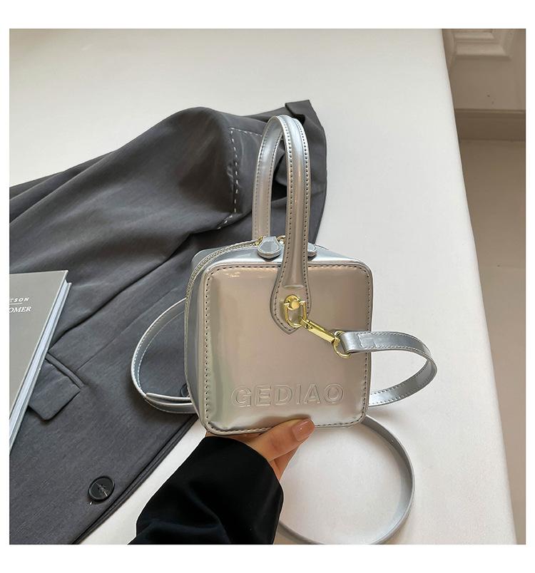 

Exquisite and compact 2025 new small bag bag women s fashion box small square bag high-end texture versatile messenger bag серебряный