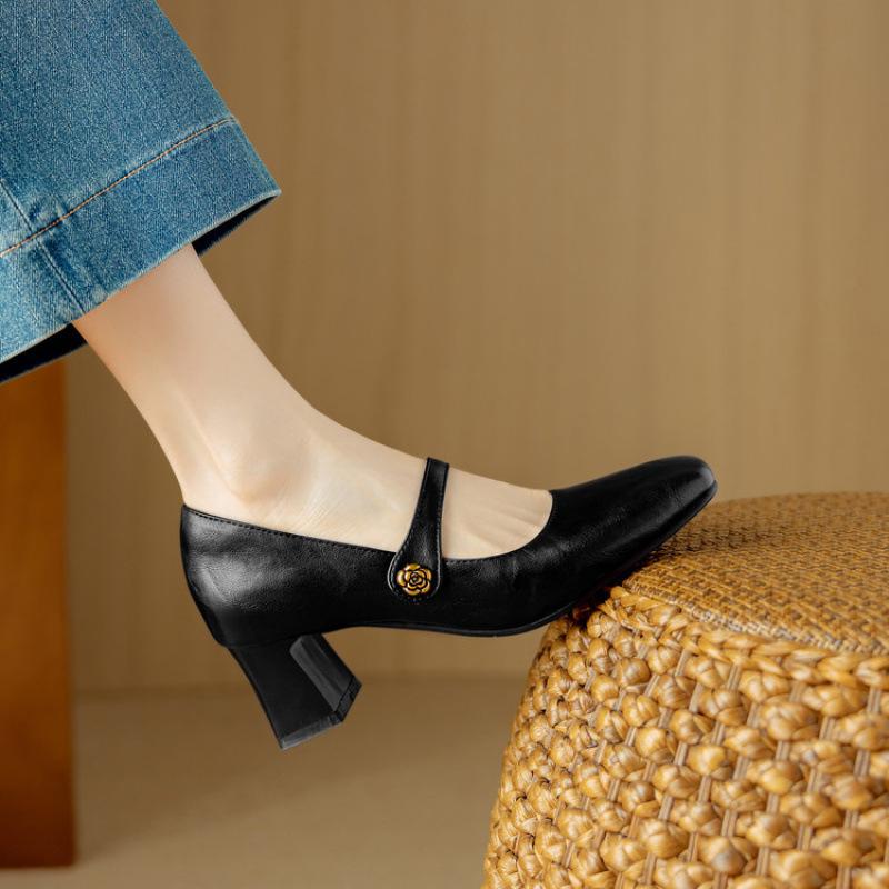 Neue Damen-Einzelschuhe lässige Damen-Lederschuhe schwarz hohe Absätze leichter Ausschnitt eckige Spitze Gummisohle Blockabsatz Vier-Jahreszeiten-Damenschuhe