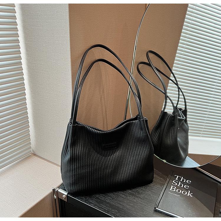 

2024 new model, popular this year, large-capacity tote bag, casual and versatile, college student class bag, commuter bag чорний