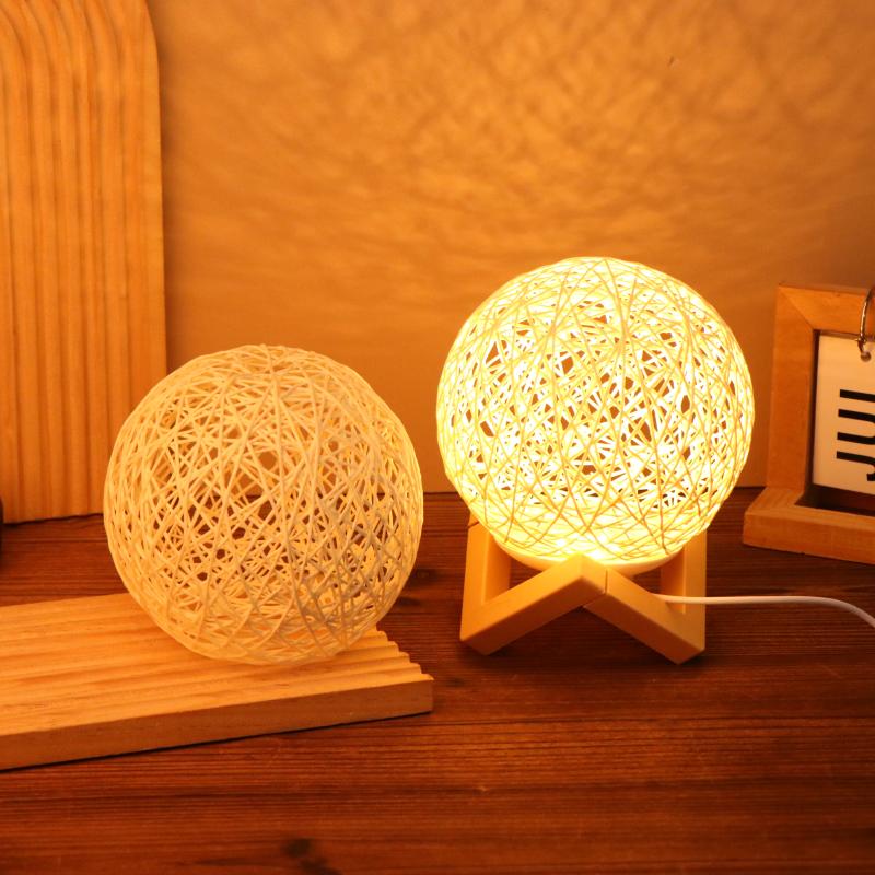 1 Set Rattan Kugel Tischleuchte USB-Stecker Helligkeit Einstellbar Nachtlicht Geschenk Holzständer Nachttisch Dekoration Nachtlicht Für Schlafzimmer