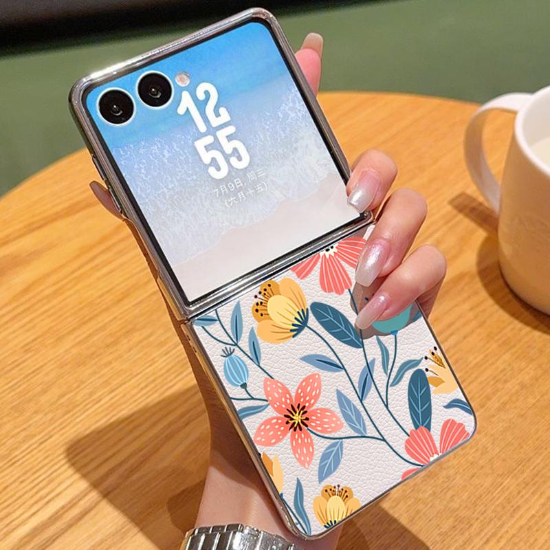

White Cartoon Flower Pattern Case For Samsung Z Fold 7 6 5 Luxury Hybrid 3in1 Leather Skin Plating Folding Phone Cover For Samsung Z Fold7 Fold6 Fold5 Samsung Z Flip5 бежевий