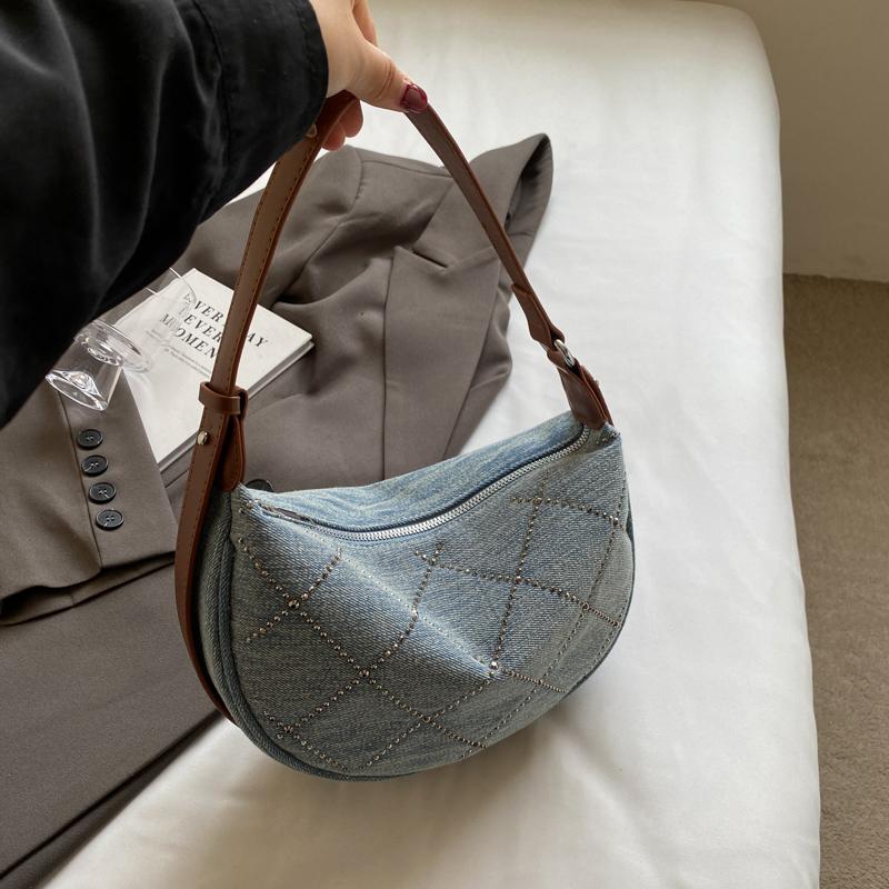 Модная женская сумка-мессенджер с заклепками и украшениями — фото 5