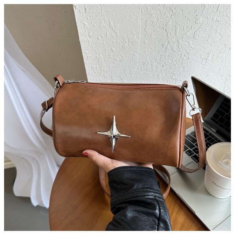 

Ретро текстура однотонный 2025 зима новый простой повседневный модный большая вместимость плечевой кроссбоди подмышечный цилиндр сумка светло-коричневого