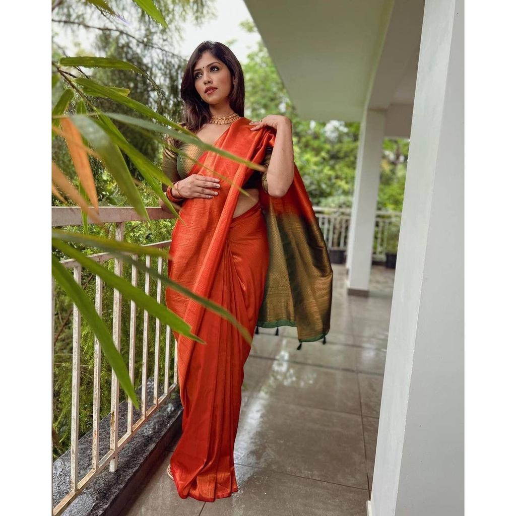 The ALMAARI store is adorned with beautiful Zari work in form of traditional motifs. This beautiful saree