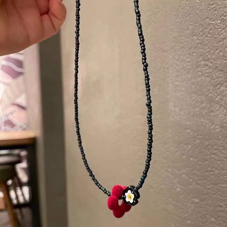 2024 Stylový sametový korálkový choker s hvězdou a květinovým přívěskem