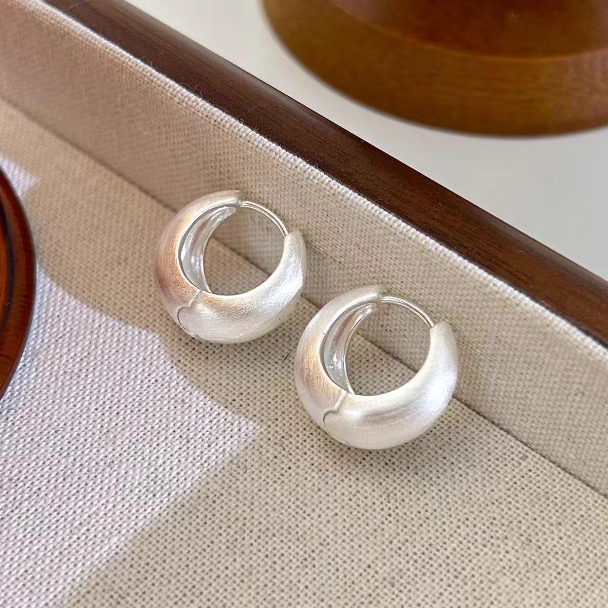 

Stylish Minimalist Round Brushed Ear Clip Earrings - Cold Style, Unique and Elegant Design.