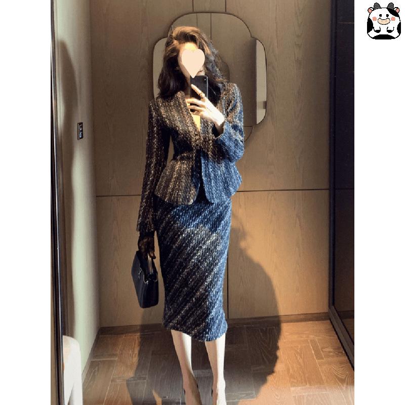 Elegantes blaues Herbstensemble: Schickes Schwester-Stil-Kleid und Anzugrock für einen luxuriösen Look