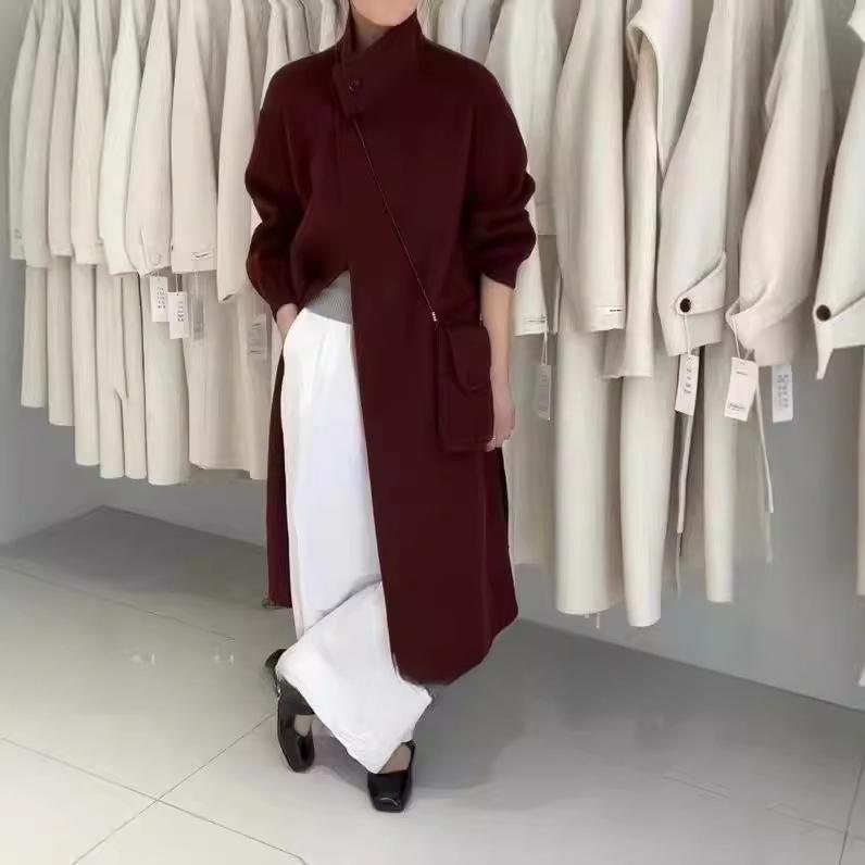 

В комплекте небольшая сумка через плечо. Пальто с воротником-стойкой и двухсторонним шерстяным покрытием. Женское шерстяное пальто средней длины, облегающее фигуру. M