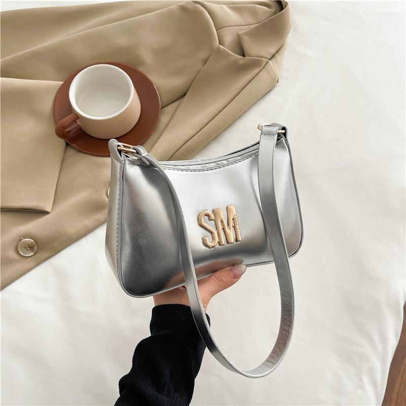 

Foreign style fashion letter elegance personalized handbag women s solid color leisure 2025 spring and summer new commuter messenger bag серебряный
