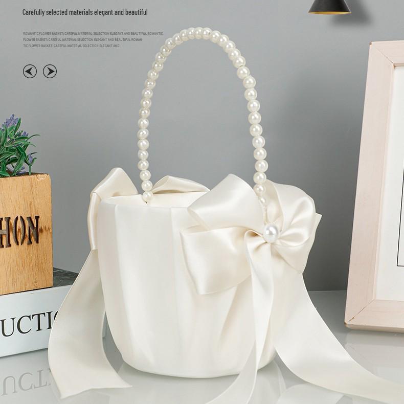 Weißer Satin-Perl Hochzeits-Blumenmädchenkorb mit Geschenkschleife