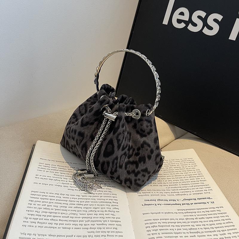 Leopard print fashion small bag spring new portable bucket bag retro chain oblique span bag