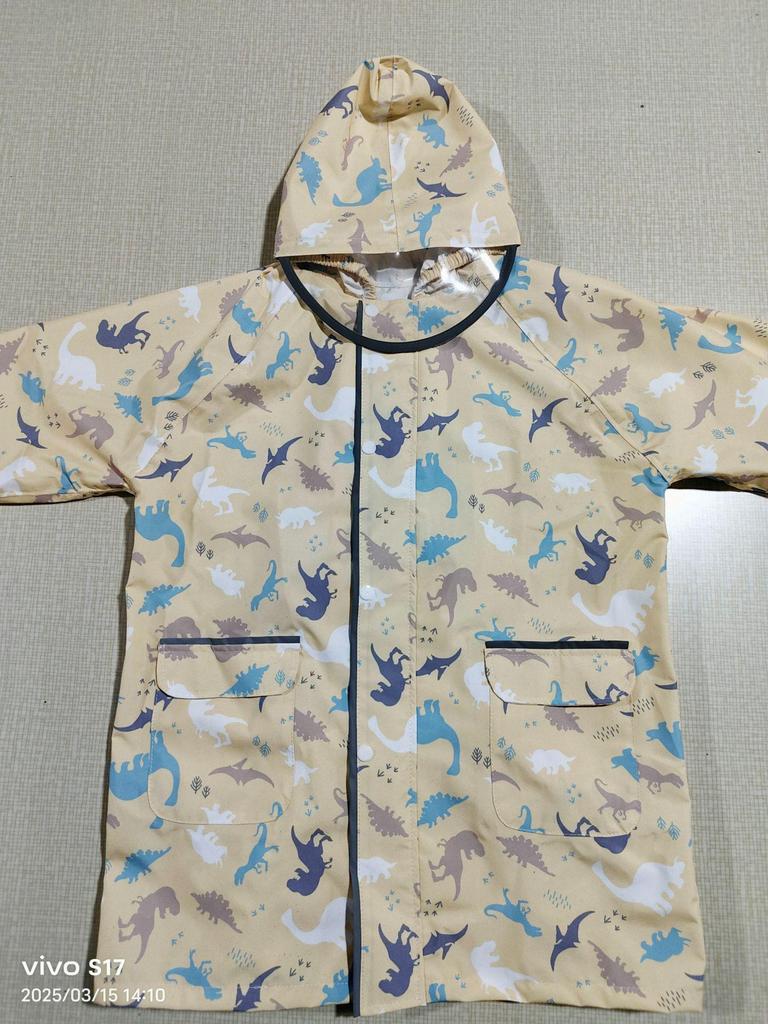 Japanese Style Cartoon Raincoats for Kindergarten Boys and Girls - Long, Rainproof, New Design