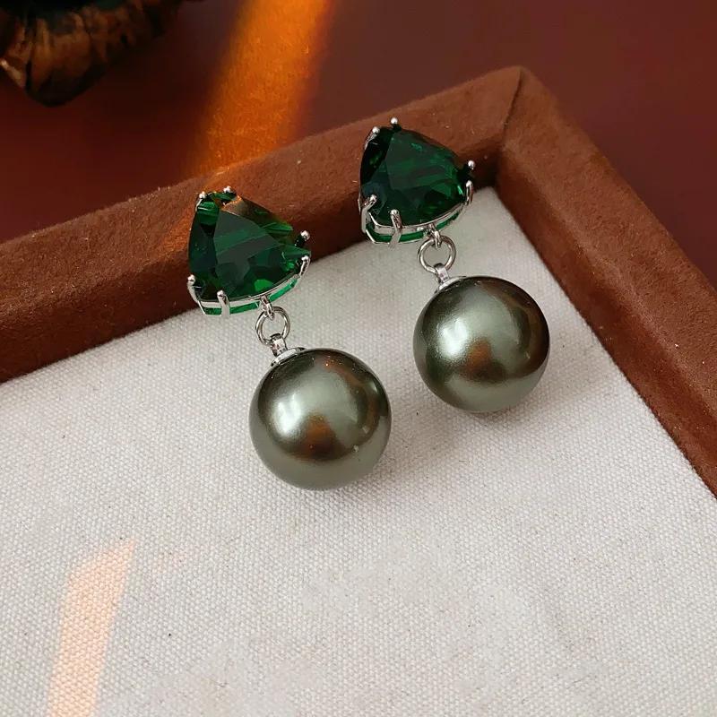 Zinklegierung Nadel Zirkon Dreieckiger Perlenanhänger Ohrring Leichter Luxus Retro Ohrringe Vielseitige High-End Mode Ohrringe für Frauen