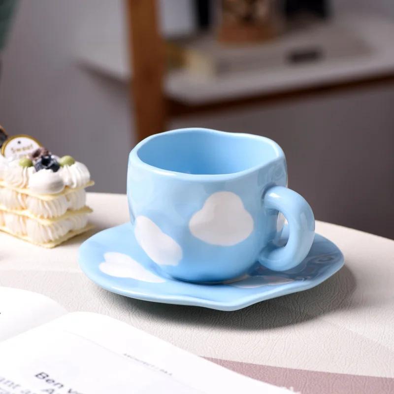Kubki i spodki do kawy Clouds Kubki ceramiczne i talerzyki deserowe Clouds Kubki nieregularne Kubki do mleka Naczynia kuchenne Prezenty