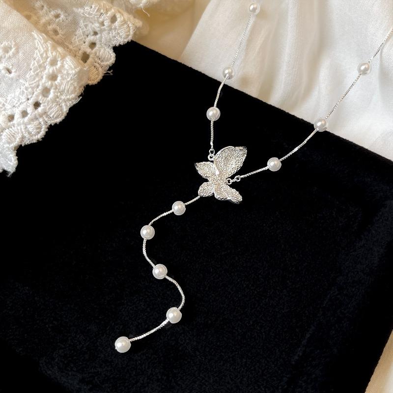 Pearl beaded pleated butterfly pendant necklace new niche versatile collarbone chain high-end light luxury neck chain