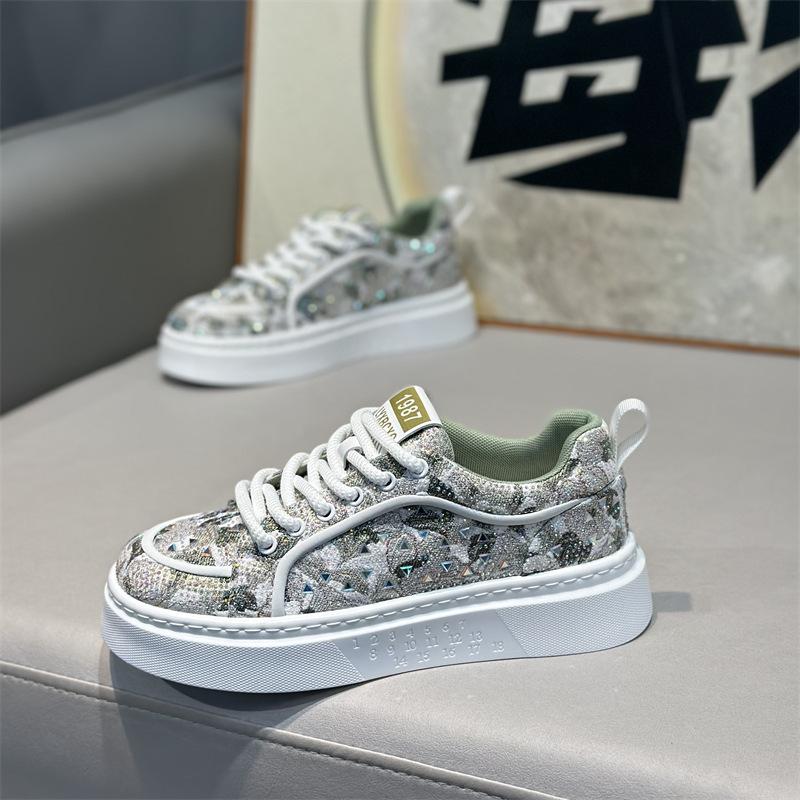 Spring new low-top hot drill, light and comfortable casual soft-soled lace-up mesh shoes qs