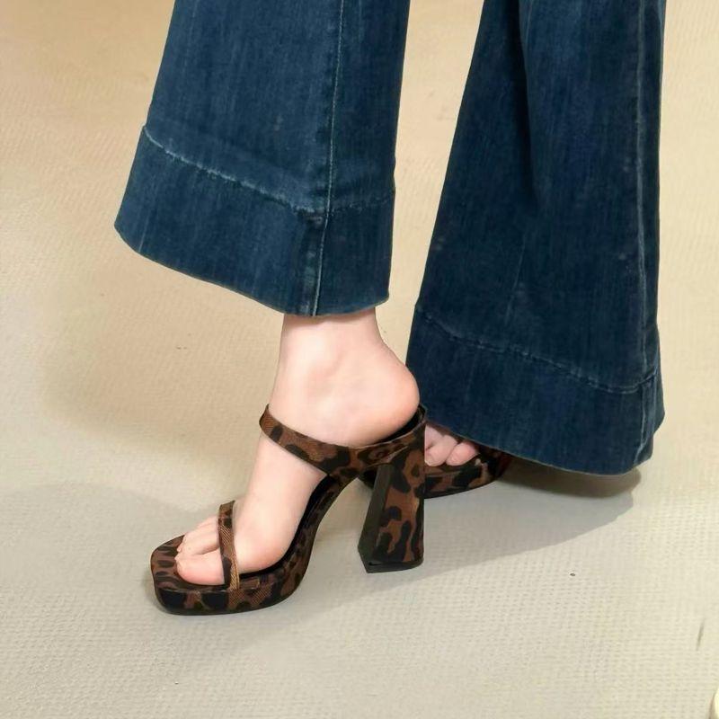 Long legs! Thick-soled thick heels open-toed cool slippers for women to wear waterproof tables, sexy leopard print word with super high heels