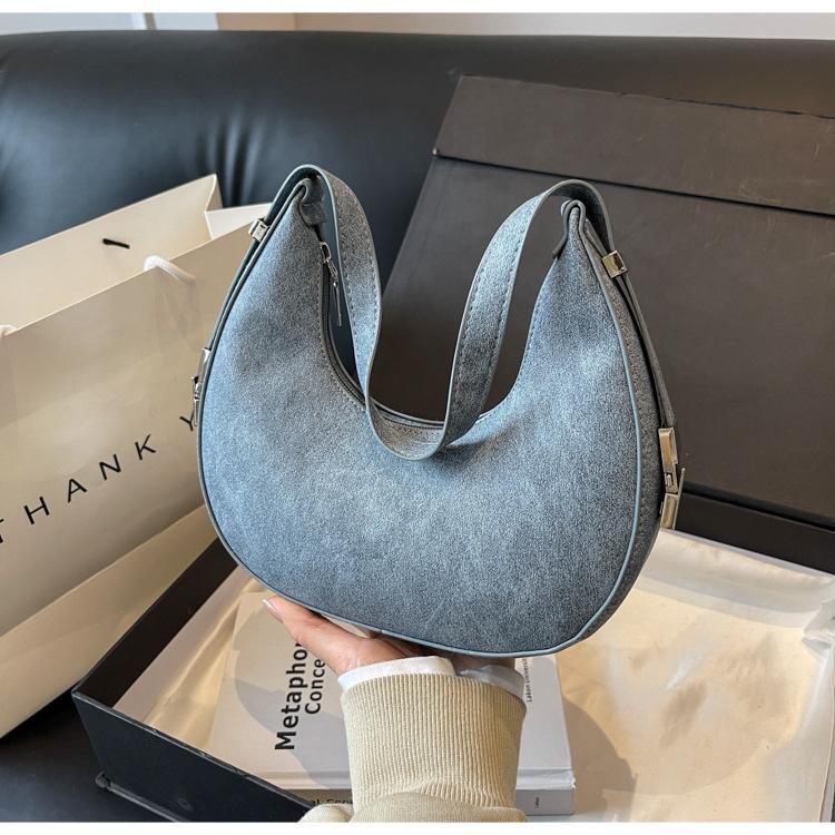 

Crescent armpit bag women 2025 high-end handbag spring and summer texture single shoulder niche design baguette moon bag синий