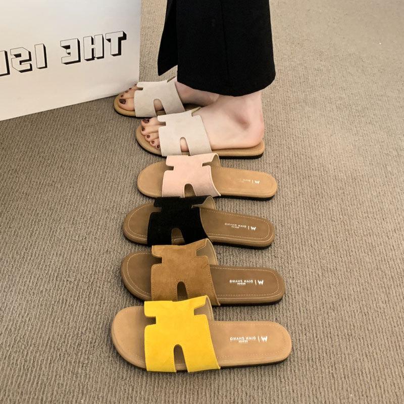 Flat bottom beautiful cool slippers women's summer wear 2025 new high-end soft bottom silver seaside beach one-word