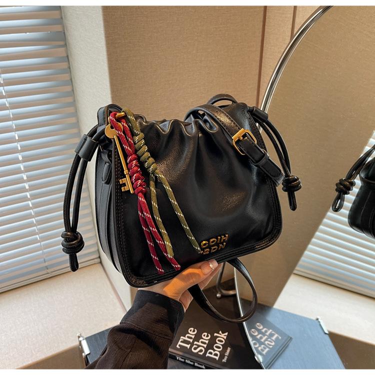 

Премиальная ретро-сумка женская осень и зима 2024 новая модная плиссированная сумка-мессенджер через плечо популярная сумка-ведро чёрный