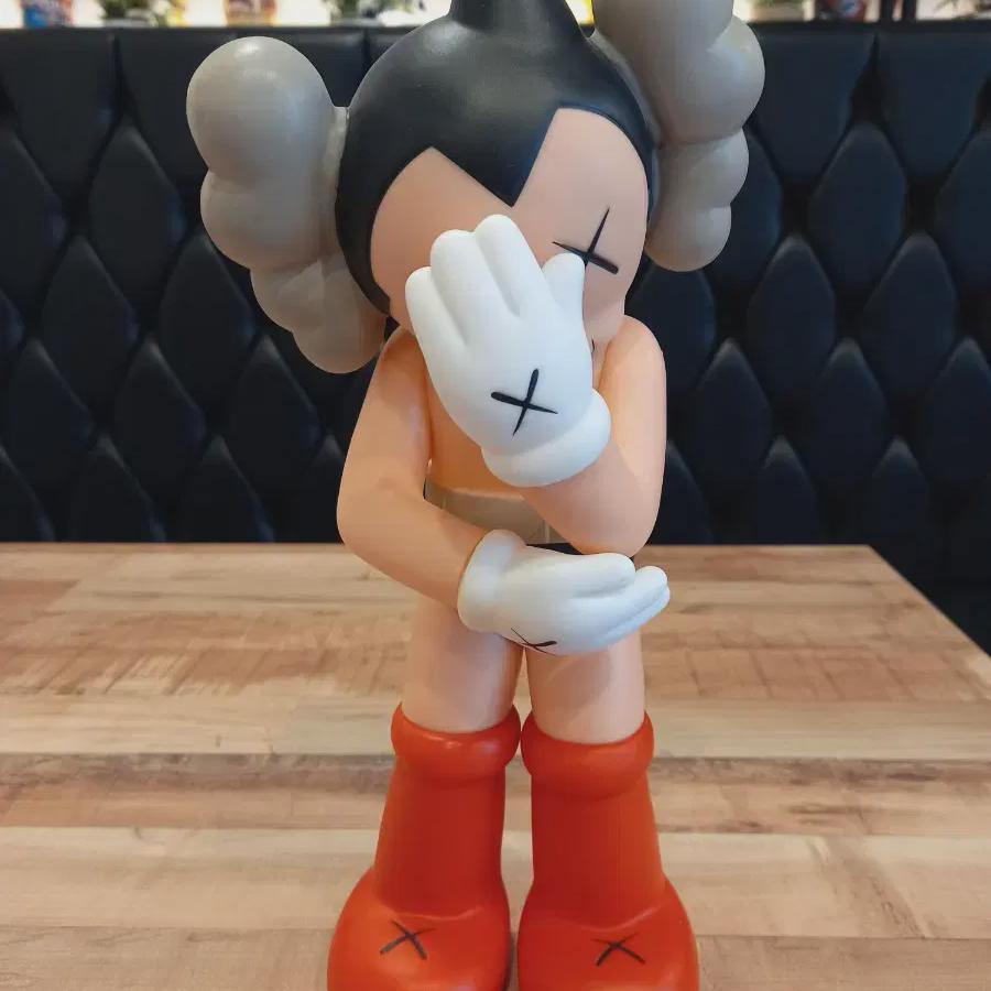 

Atom Cowes Collaboration Figure