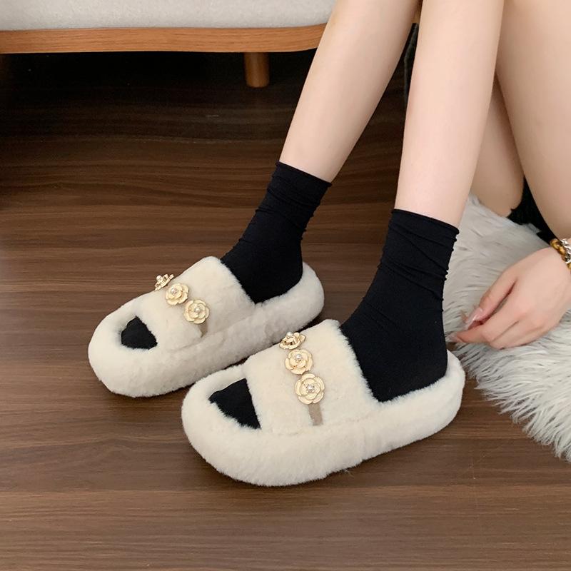 Mao Mao slippers women's wear 2025 autumn and winter new Internet celebrity super fire lamb wool ins tide thick bottom home cotton mop
