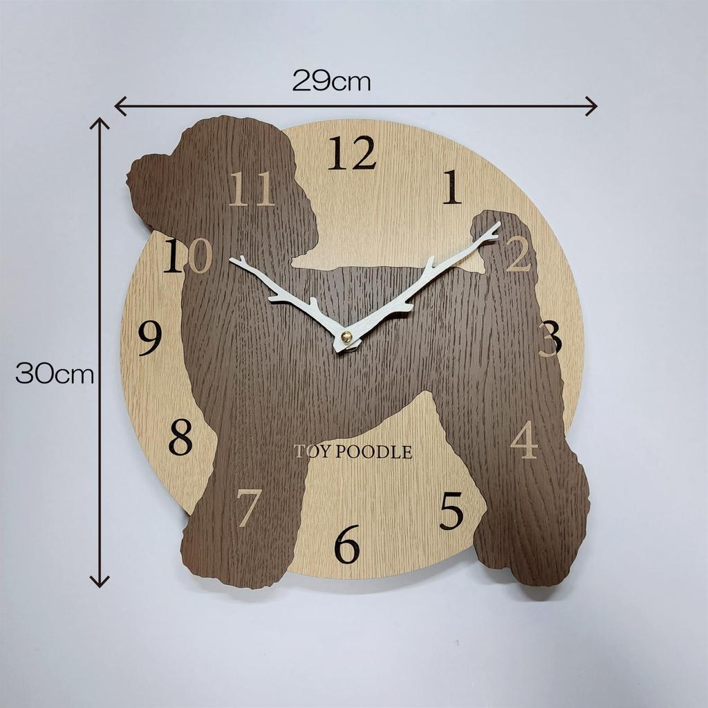 Kahverengi bir oyuncak kaniş içeren şık ahşap duvar saati. Bu sessiz, analog duvar saati yatak odaları, evler veya herhangi bir oda için mükemmeldir.