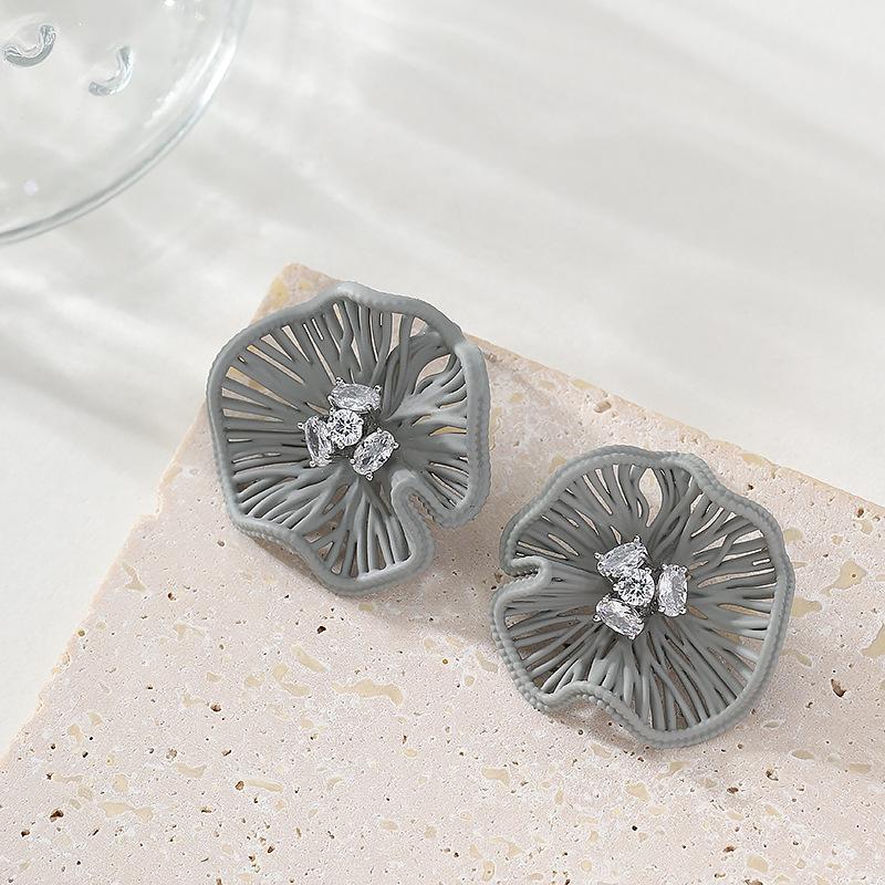 

Super fairy sweet temperament fairy wind diamond-set paint dripping oil curling flower stud earrings light luxury high-end earrings серый