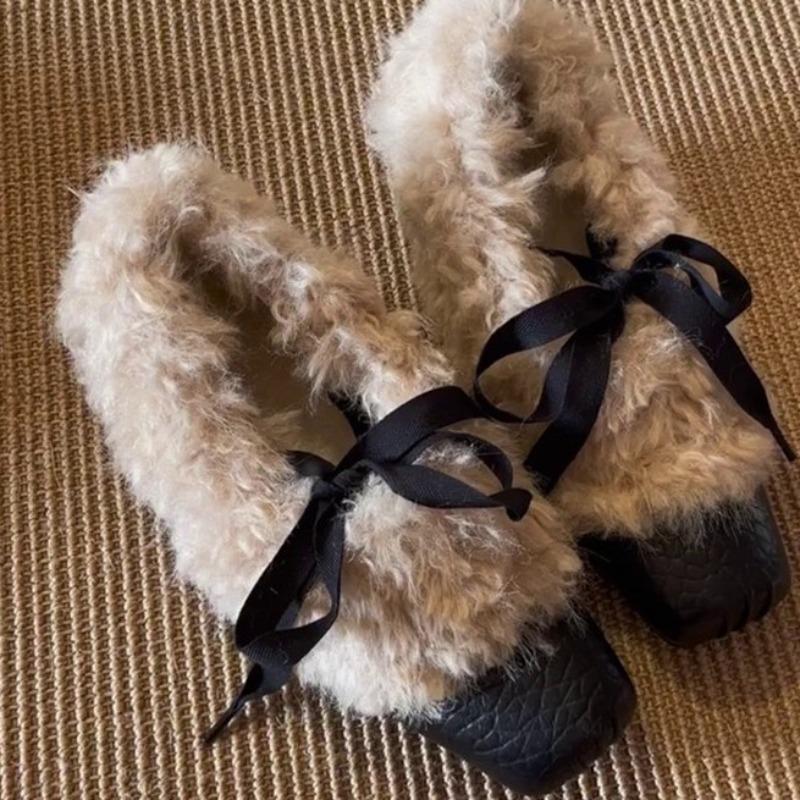 Rundgeschlossene, niedrig geschnittene Baumwoll-Schnürschuhe im Retro-Stil mit extra Höhe und zusätzlicher Isolierung.