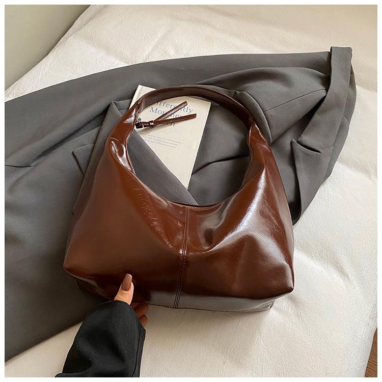 

Премиальная нишевая сумка-полумесяц 2025 новая мода женская сумка из масляной вощеной кожи большой вместимости для поездок на работу на плечо подмышку коричневый