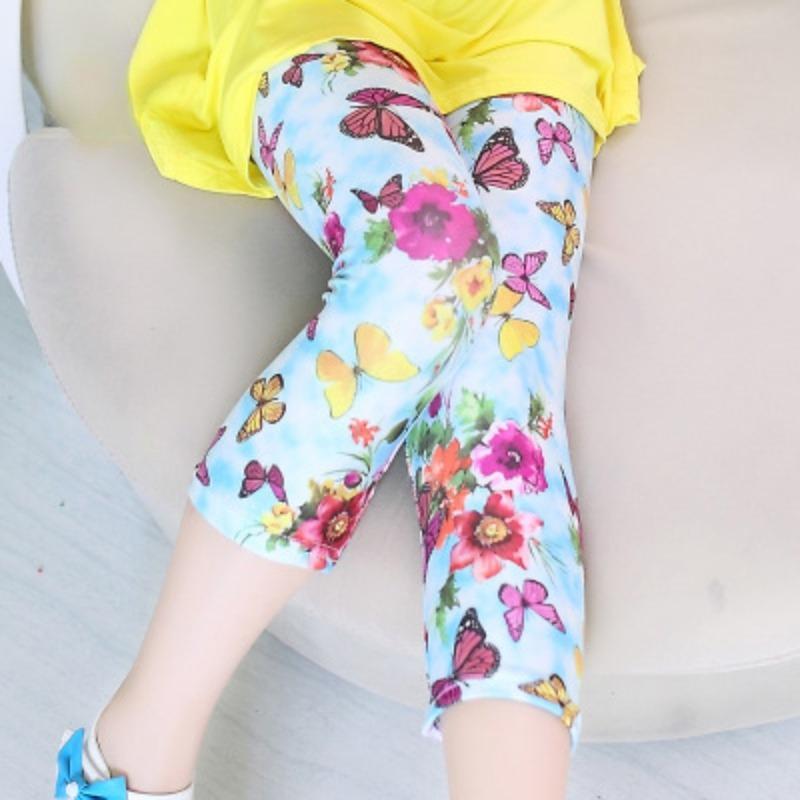 Neuer Stil Milchseide Stretch-Leggings für Mädchen, bedrucktes Design, dünne Passform für Frühling und Sommer, geeignet für mittelgroße und große Kinder, Capri-Hosen