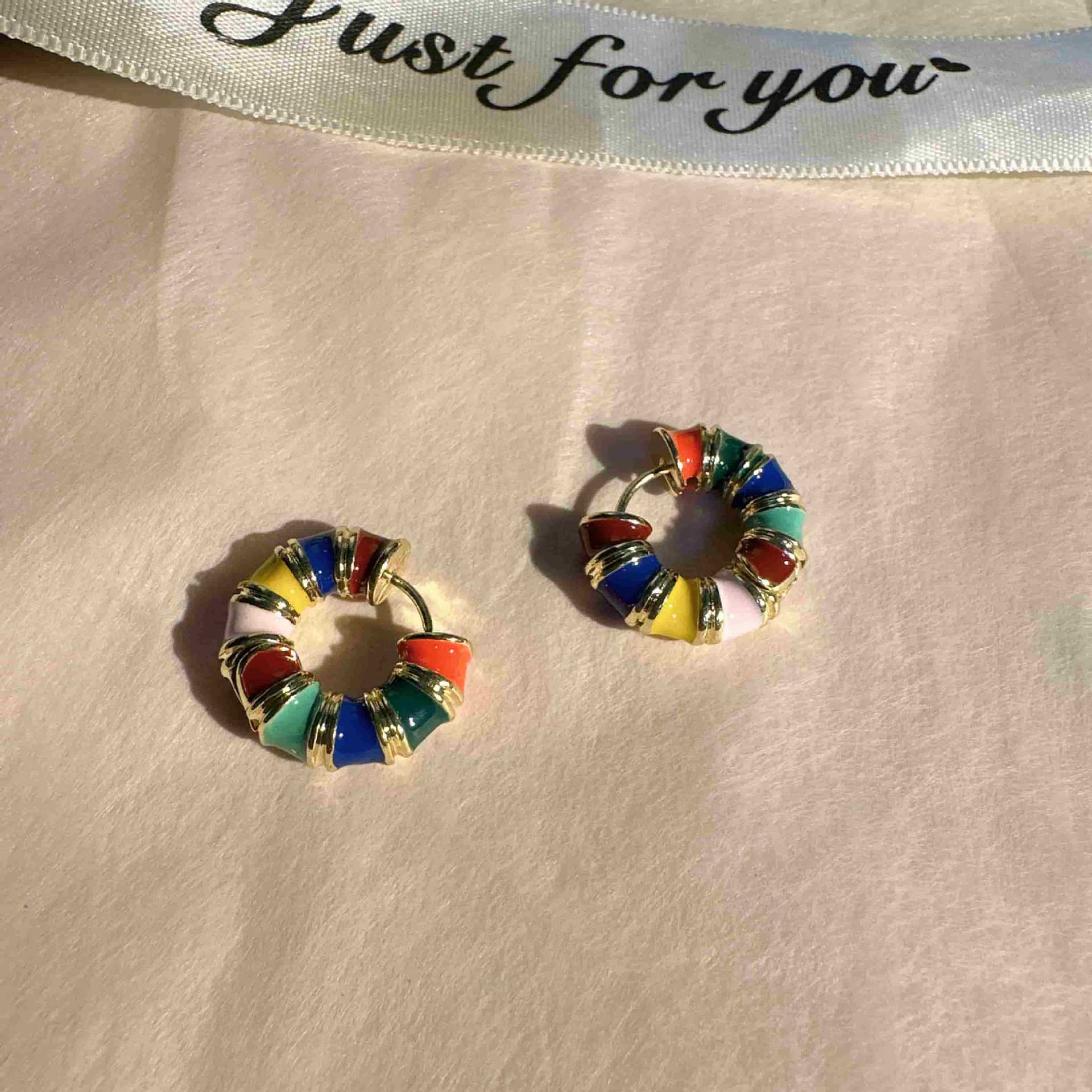 

Розово-красные капающие масляные милые круглые маленькие серьги-кольца для женщин винтажный золотой цвет разноцветные камни свадебные украшения вечерние серьги