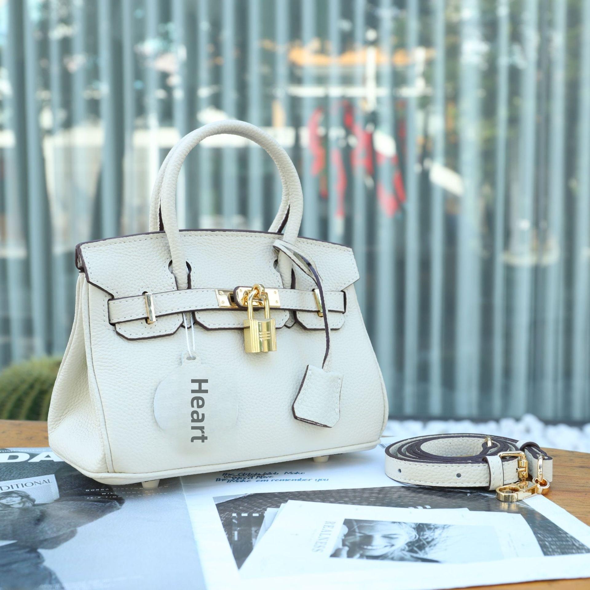 

Мини-сумочка Platinum: Женская сумка-мессенджер из натуральной коровьей кожи цвета личи, лето 2025 г. 21cm Length x 11cm Width x 16cm Height