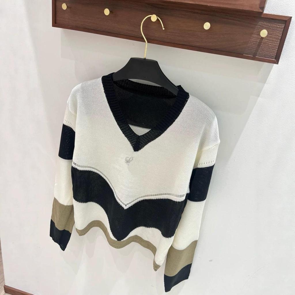 Trendy Knitted V-Neck Sweater: High-Quality, Color-Block Design with Letter Detailing, Perfect for Autumn and Winter.