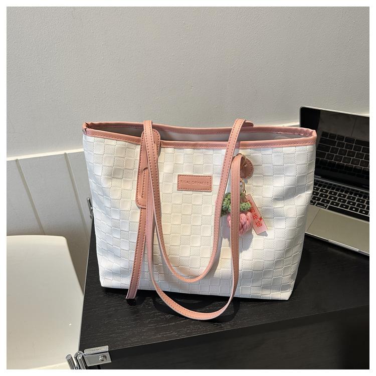 Large capacity casual PU shoulder bag 2025 new fashion pendant commuter bag simple tote bag
