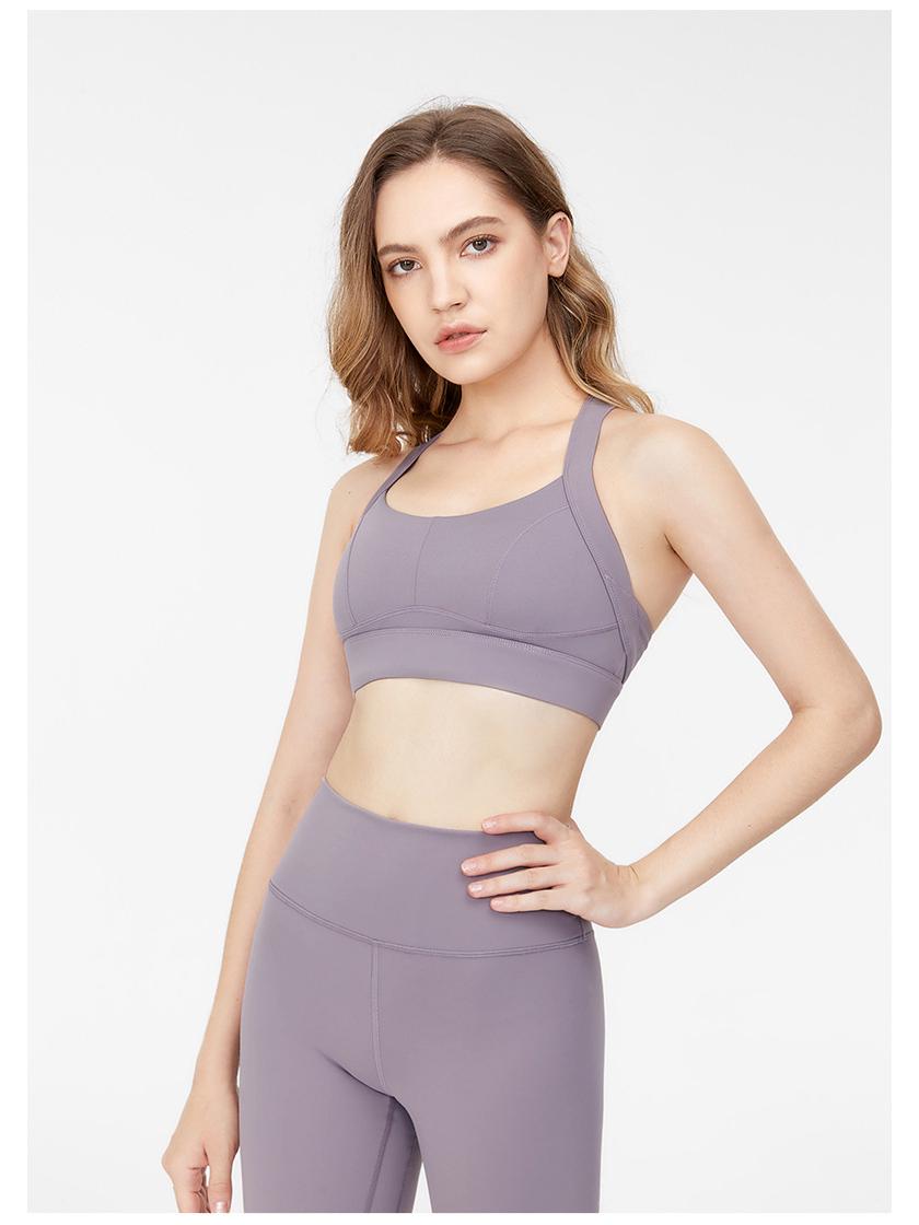 

Легкая ударопрочная майка для йоги со встроенной поддержкой и стильными деталями на спине S