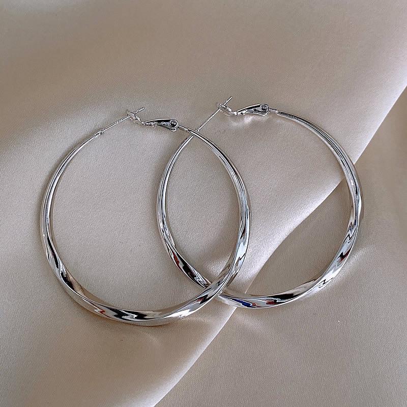 Elegant European and American Style Large Hoop Earrings: High-End Light Luxury Design.
