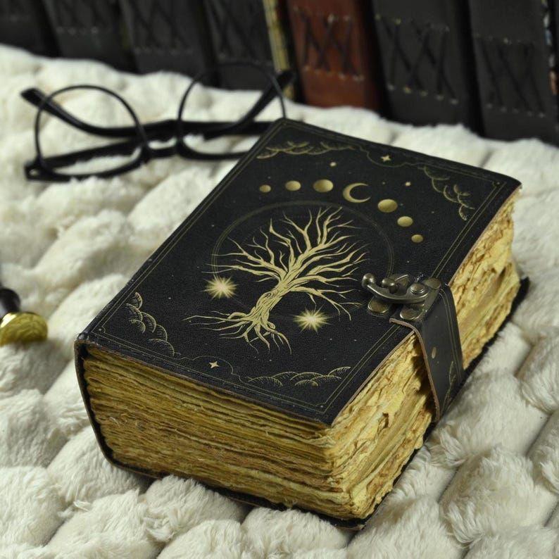 

Кожаный гримуар, Журнал с принтом Древо жизни, Пустая книга заклинаний, Книга теней, Кожаные небесные подарки для него, для нее 7 x 5 in