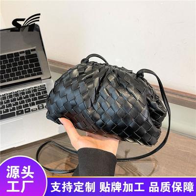 Neue temperamentvolle gewebte Damentasche Wolkentasche Sommer Damen vielseitig High-End-Tasche Nische Schulter Umhängetasche